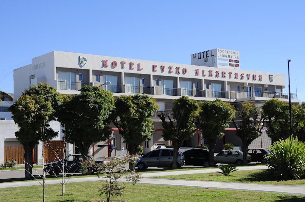Hotel Euzko Alkartasuna Macachín Exteriér fotografie